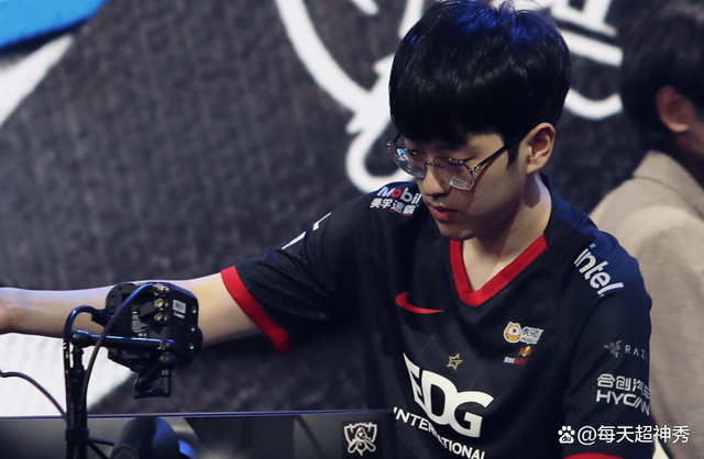 C9逆转JDG,Caps高光表现 C9逆转JDG,Caps高光表现