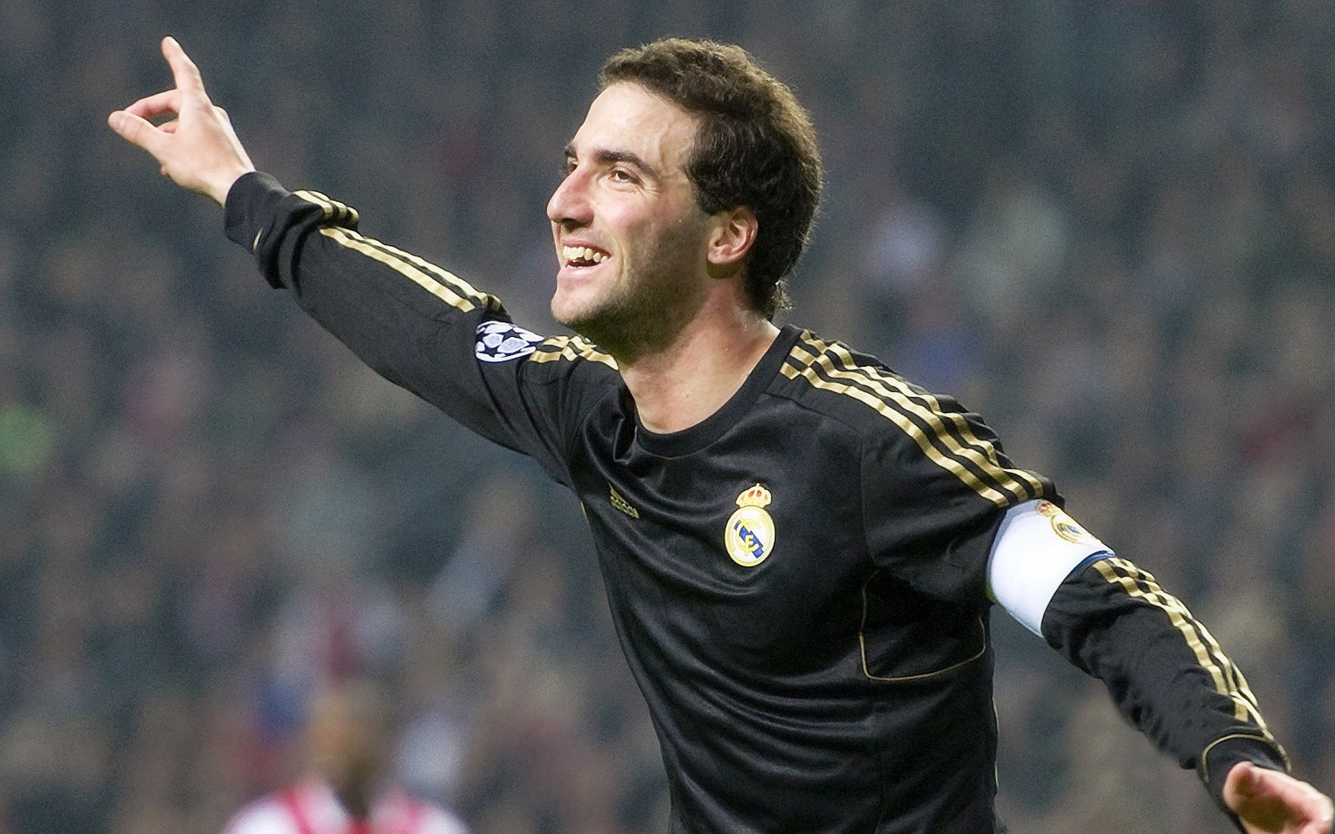 街道狂飙与绿茵逆转，当F1引擎遇见伯纳乌风暴